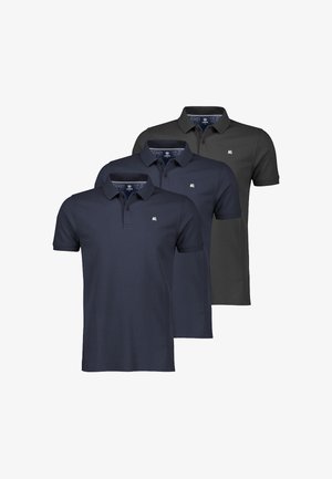 Drei kurzärmlige Poloshirts in Schwarz und Marineblau, jeweils mit einem kleinen gestickten Logo auf der linken Brust und geknöpften Kragen.