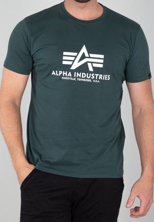 Zielony bawełniany t-shirt z krótkim rękawem i okrągłym dekoltem, z białym logo na przodzie i klasycznym krojem.