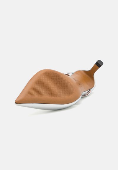 Puntige schoen met een gladde bruine bovenkant en een witte zool. Heeft een textuur rubberen onderkant voor grip en een slanke hak voor ondersteuning.