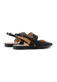 Scarpe slingback in pelle nera con punta affusolata, caratterizzate da ritagli, un accento con fibbia e una suola piatta. Le cinghie strutturate esaltano il design.