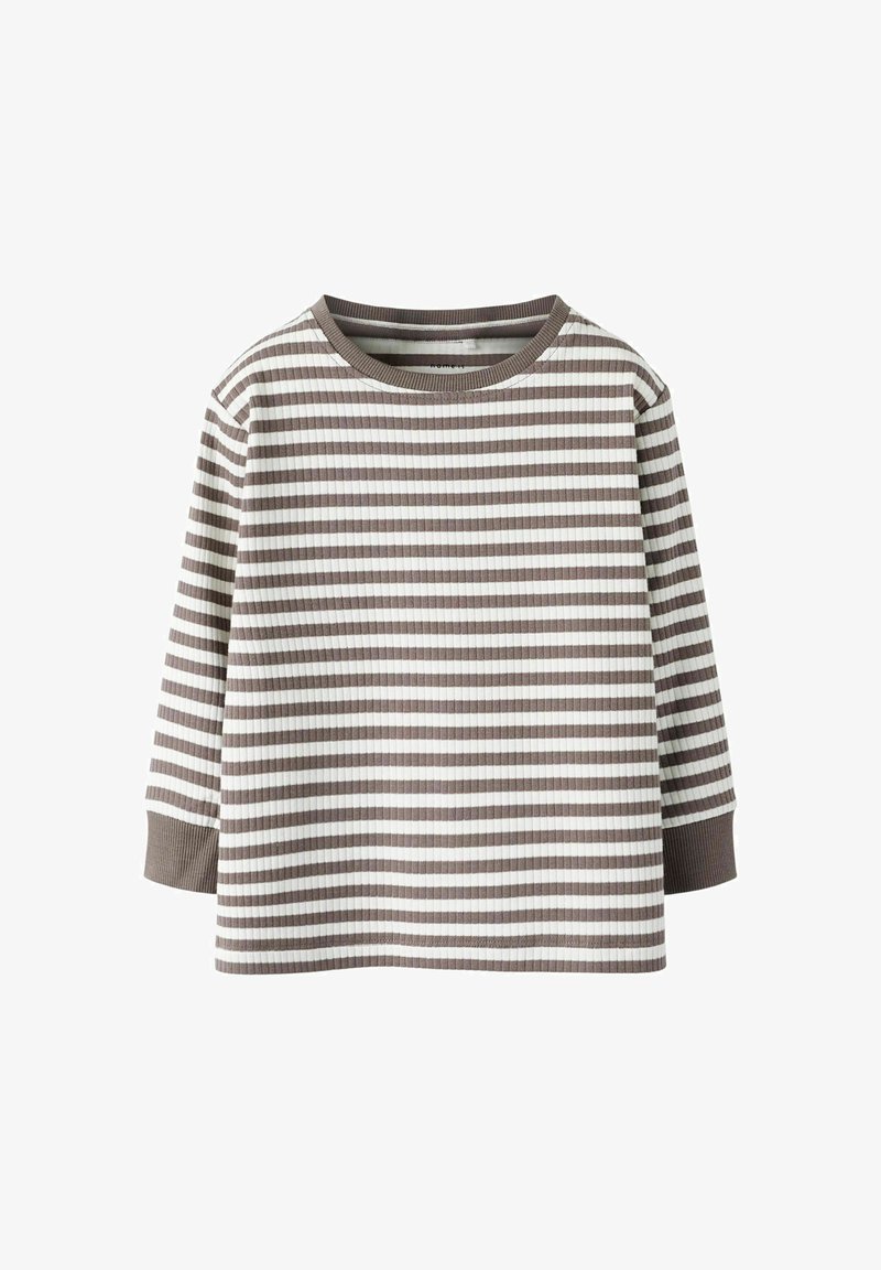 Langärmeliges, gerippte Shirt mit horizontalen braunen und weißen Streifen sowie braunen Bündchen an den Ärmeln und am Ausschnitt.