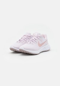 Svijetloružičaste atletske tenisice s mrežastim gornjim dijelom, suptilnim tamnijim ružičastim swoosh logom i bijelim strukturiranim potplatom. Model s vezanjem i s udobnom podstavom.