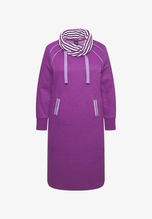 Lila Sweatshirtkleid mit gestreiftem Kragen, langen Ärmeln und vorderen Taschen. Hergestellt aus weichem Stoff mit kontrastierenden Besatzdetails.