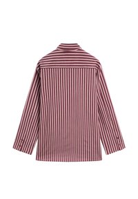 Košile s dlouhým rukávem na knoflíky s vertikálními a horizontálními pruhy v barvě bordó a béžové, zobrazena zezadu na bílém pozadí.