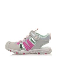 Sportlicher grauer und pinker Sandale mit Mesh-Obermaterial, verstellbarem Riemen, geschlossenem Design und strukturiertem Außensohle für Griffigkeit. Mit Belüftungsöffnungen.