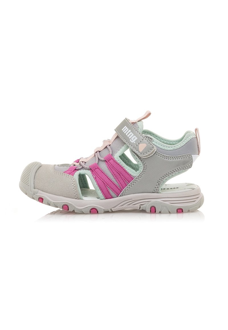 Sportlicher grauer und pinker Sandale mit Mesh-Obermaterial, verstellbarem Riemen, geschlossenem Design und strukturiertem Außensohle für Griffigkeit. Mit Belüftungsöffnungen.