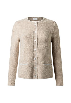 Beige strikket cardigan med lange ærmer, rund halsudskæring, knapper foran og to små forlommer.