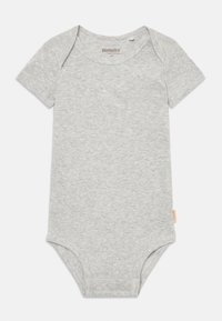 Body de bebé de color gris claro con mangas cortas, cuello en sobre y cierres de presión en la parte inferior, con la etiqueta "Huggies" en el interior del cuello.