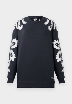 Hanorac bleumarin cu modele florale albe pe mâneci, guler rotund și manșete ribbate, realizat dintr-un material moale din amestec de bumbac.
