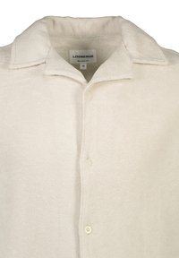 Camicia button-up color crema realizzata in morbido tessuto terry. Presenta un colletto classico e una vestibilità comoda. L'etichetta riporta "Lindbergh", taglia M.