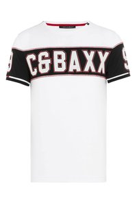 Witte en zwarte korte mouwen t-shirt met een gedurfde grafische ontwerp waarop "C6&BAXX" in rode en witte letters over de voorkant is gedrukt.