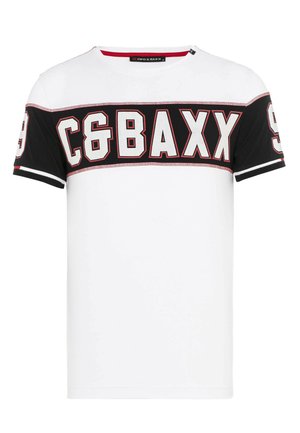 Weißes und schwarzes Kurzarm-T-Shirt mit einem auffälligen Grafikdesign, das "C6&BAXX" in roten und weißen Buchstaben auf der Vorderseite trägt.
