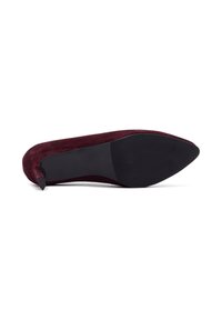 Chaussure à talons aiguilles en daim bordeaux avec un bout pointu et une semelle en caoutchouc noir ; design élégant avec une texture lisse et des accents de quincaillerie minimaux.