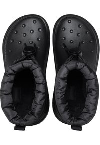 Botas negras impermeables con puntos moldeados en el exterior, cierre ajustable con cordón, interior forrado de pelaje y suelas de goma texturizadas.