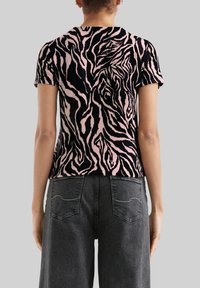Korte mouw shirt van zachte stof met een zwart en roze zebrapatroon. Ronde hals, aangesloten ontwerp en ribgebreide manchetten.