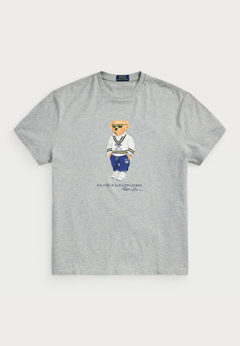 Grå bomullströja med en grafik av en björn i en vit och blå outfit. "Polo Bear by Ralph Lauren" tryckt nedanför designen.