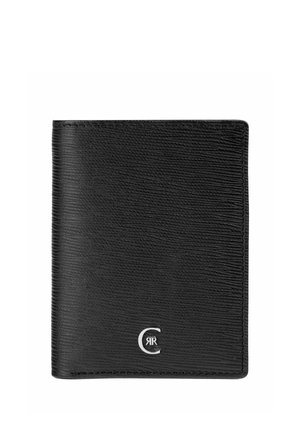 Schwarze, strukturierte Leder-Bifold-Geldbörse mit kleinem silbernen Logo in der unteren rechten Ecke vor weißem Hintergrund.