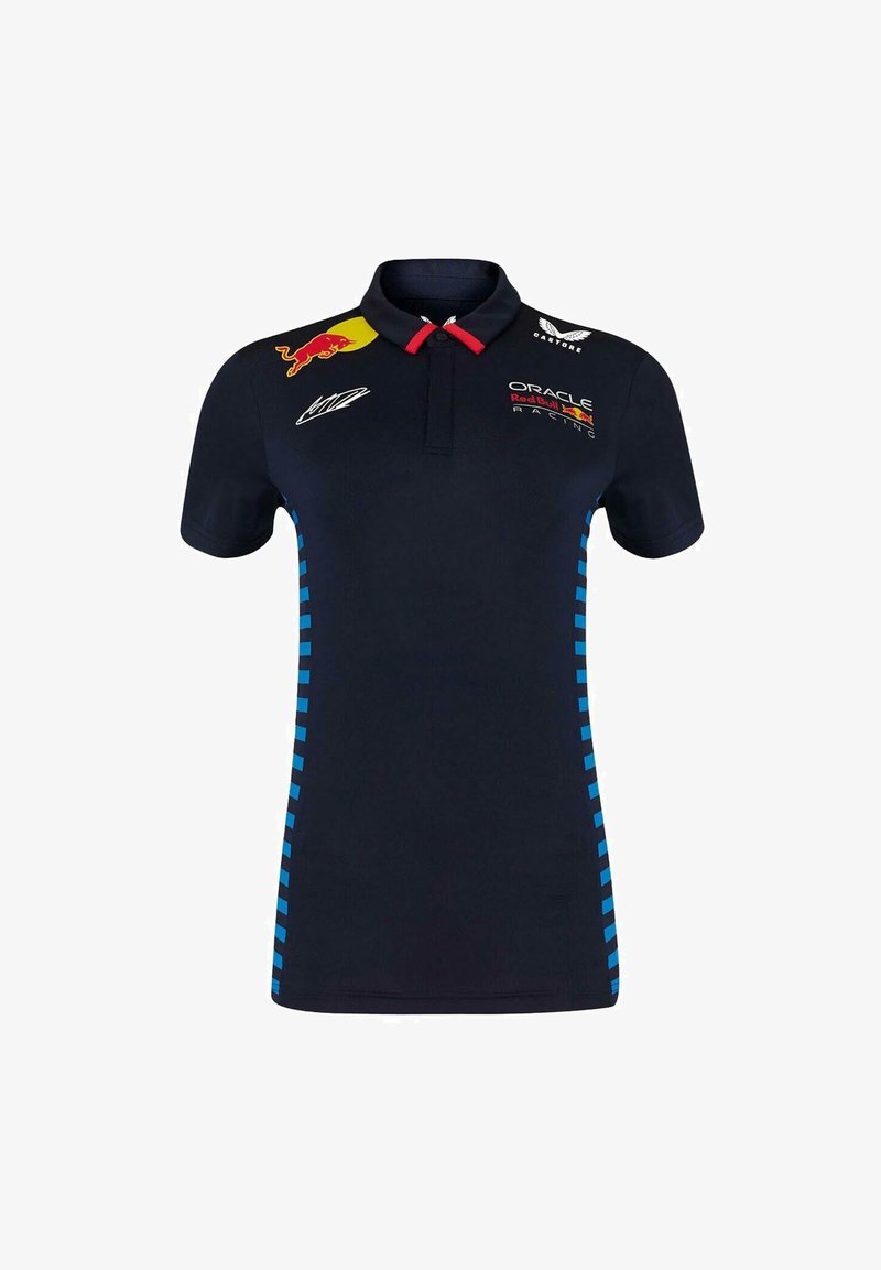 Granatowa koszulka polo z czerwonymi akcentami przy kołnierzyku, z logo na klatce piersiowej i niebieskimi paskami po bokach, wykonana z oddychającego materiału.