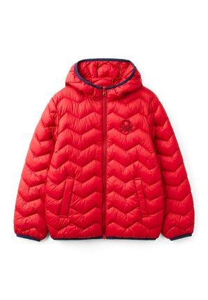 Doudoune rouge matelassée avec fermeture éclair intégrale devant, capuche, deux poches avant et bordures foncées aux poignets et à l’ouverture de la capuche.