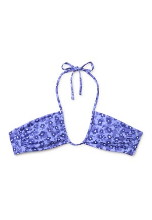 Top bikini in tessuto floreale viola con lati arricciati e laccio al collo su sfondo bianco.
