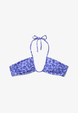Top bikini in tessuto floreale viola con lati arricciati e laccio al collo su sfondo bianco.