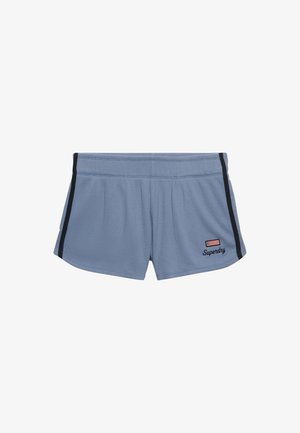 Niebieskie krótkie spodenki sportowe z czarnymi bocznymi paskami oraz małą haftowaną amerykańską flagą i logo "Superdry" na przedniej lewej nodze.