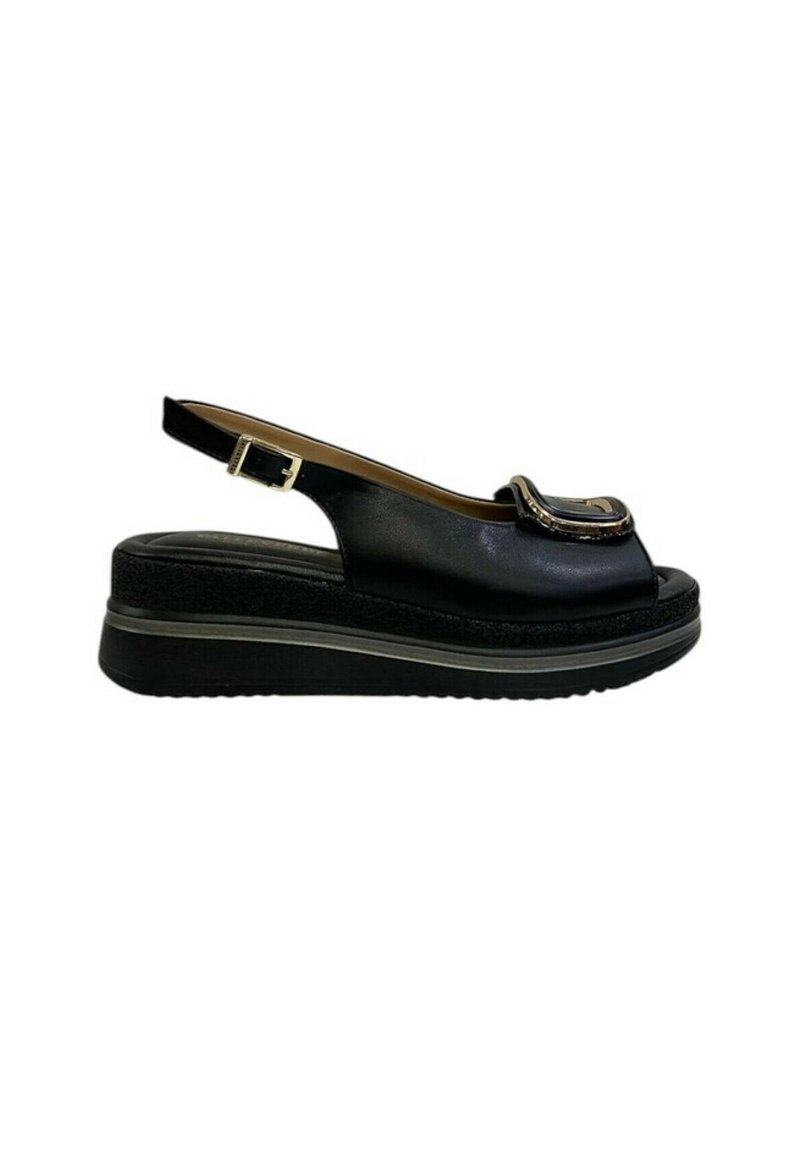 Sandalo in pelle nera con punta aperta, cinturino regolabile con fibbia, suola platform e dettaglio decorativo in metallo sul davanti.