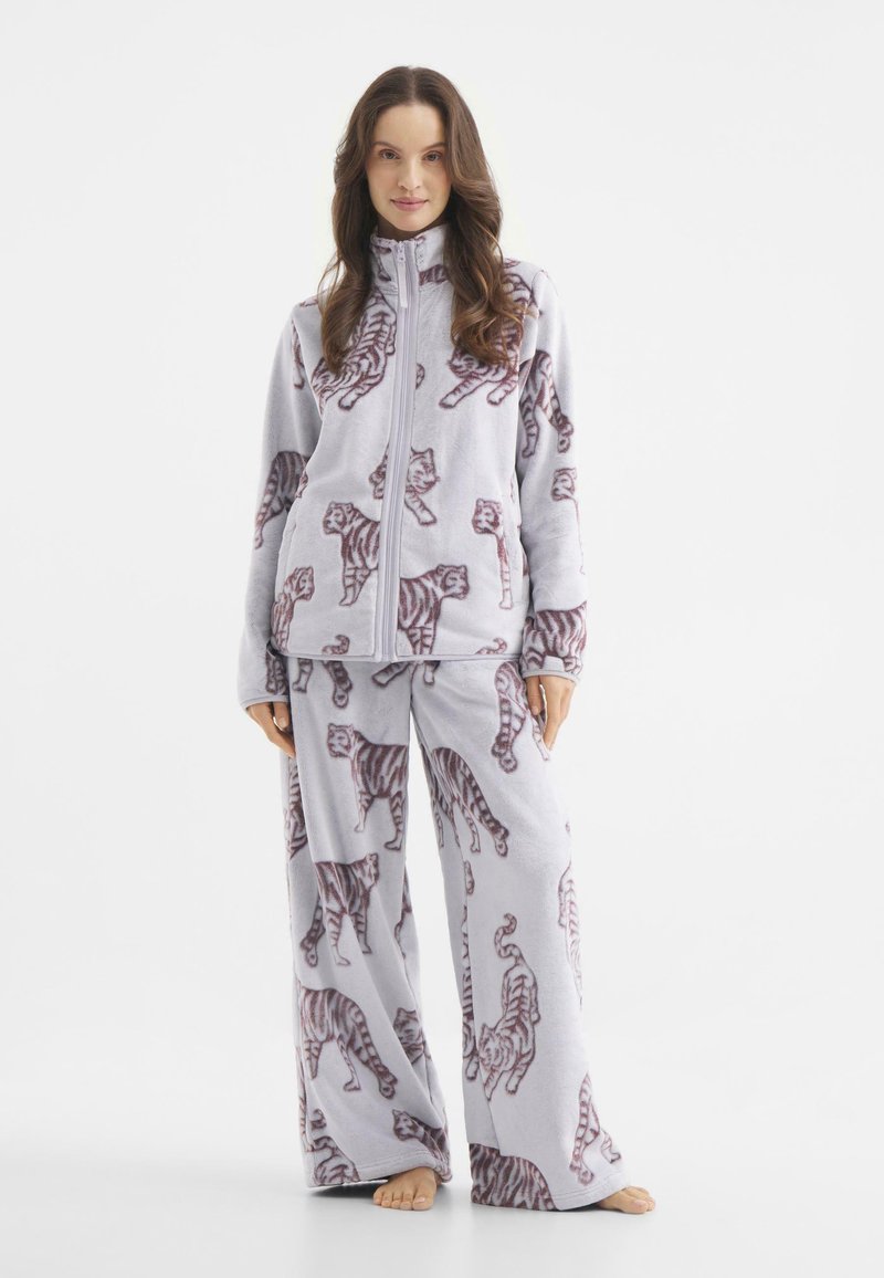 Zestaw dresowy z polaru zawierający kurtkę na zamek i spodnie o szerokiej nogawce. Jasnoszary z powtarzającym się burgundowym wzorem w tygrysa. Miękka tekstura.