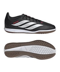 Μαύρο εσωτερικό παπούτσι ποδοσφαίρου Adidas Predator με λευκές ρίγες, κόκκινο κείμενο και καφέ υφή στη λαστιχένια σόλα, εμφανίζεται από πλάγια και κάτω όψη.