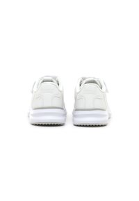 Chaussures de sport blanches avec une tige en cuir lisse, des bandages en Velcro, une semelle rembourrée et une semelle extérieure en caoutchouc texturé. La vue arrière montre les détails du logo.
