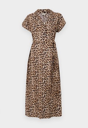 Vestido maxi com estampa de onça, gola colarinho, mangas curtas e cintura com cinto. O tecido apresenta uma textura suave e macia.