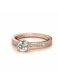 Anello in oro rosa con un diamante rotondo centrale incastonato a griffe. La fascia è decorata con piccole pietre chiare lungo il bordo superiore.