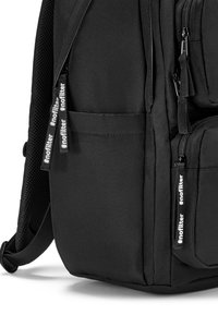 Zaino nero realizzato in tessuto resistente, dotato di più scomparti con zip, imbottitura in rete sulle spalline e tiranti con il marchio recante il testo "#nofilter".