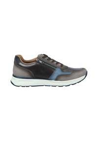 Baskets pour hommes dans des nuances de marron et de bleu, avec un dessus texturé, des fermetures à lacets, une fermeture éclair sur le côté et une semelle en caoutchouc blanche.