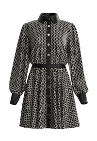 Abito nero con motivo geometrico bianco, apertura con bottoni frontale e colletto nero. Maniche lunghe a sbuffo e dettaglio vita con cintura coordinata.