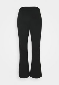 Svarta utsvängda byxor gjorda av mjukt material; har en bred midjeresår och två sidofickor; enkel design utan synliga mönster eller detaljer.