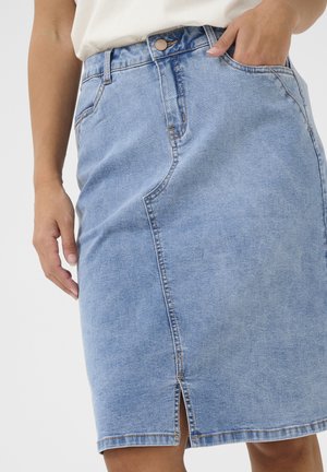 Lichtblauwe denimrok met een slim-fit ontwerp, vooruitsnijding en gestikte accenten. Voorzien van vier zakken en een knoopsluiting in de taille.