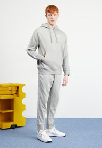 Nike Sportswear - CLUB SUIT - Verryttelypuku - dk grey heather/white Pienoiskuva 1