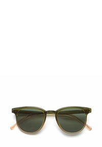 Lunettes de soleil teintées de vert avec une forme œil de chat et une monture transparente. Les verres sont d'un vert foncé et les branches sont d'une couleur pêche claire.