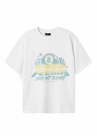 Camiseta blanca de algodón con un diseño gráfico que incluye la frase "Sintiendo suerte y bendecido" y una ilustración de una bola de billar.