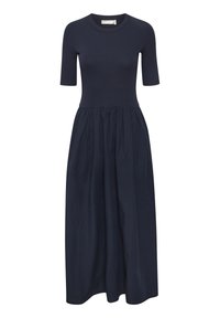 Marineblaues Kleid mit einem taillierten, gerippten Oberteil und einem fließenden, gerafften Rock. Kurze Ärmel und ein runder Ausschnitt ergänzen das Design.