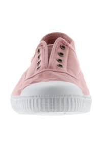 Scarpa slip-on in tela rosa con suola in gomma bianca, dettagli a occhio, punta arrotondata e superficie texturizzata. Design minimalista senza lacci.