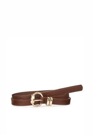 Brauner Ledergürtel mit goldener runder Schnalle und zwei goldfarbenen Gürtelschlaufen, zusammengewickelt und flach auf einem weißen Hintergrund liegend.