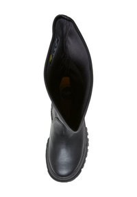 Botte en cuir noir avec semelle épaisse, vue de dessus montrant le haut largement ouvert et la doublure intérieure.
