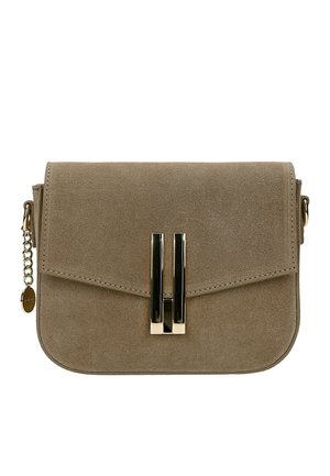 Brązowa zamszowa torebka na ramię z przednią klapką, złotym pionowym zatrzaskiem i łańcuszkiem po boku.
