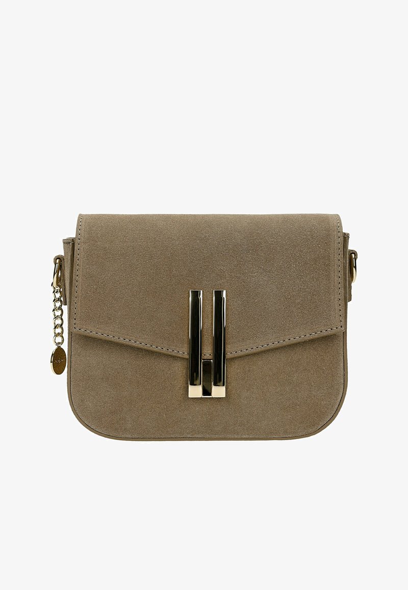 Taupekleurige suède crossbodytas met een voorflap, een gouden verticale sluiting en een kettingdetail aan de zijkant.