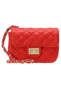 Borsa a tracolla trapuntata rossa realizzata in materiale sintetico, con chiusura dorata e tracolla a catena. Presenta una superficie liscia e un design rettangolare compatto.