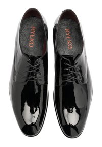 Pantofi din piele lustruită neagră, cu vârf ascuțit și design minimalist cu șireturi, interior texturat negru cu marcaj portocaliu.