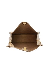 Beige läderhandväska öppen för att visa det bruna mockainredningen, klämsluss i guldton och ringbeslag på sidorna.