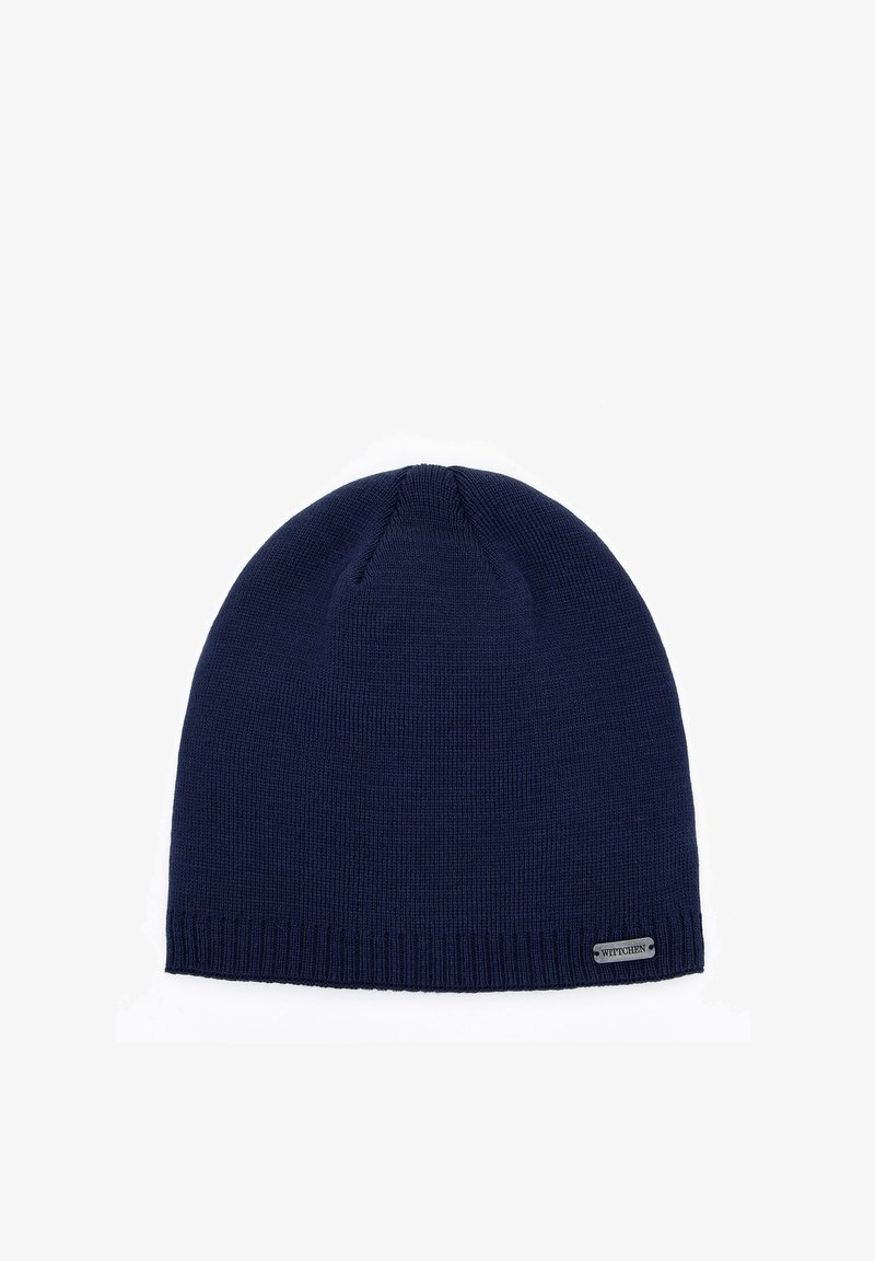 Granatowa dzianinowa czapka typu beanie o prążkowanej fakturze, z małym metalowym logo. Zaprojektowana dla ciepła i wygody, o zaokrąglonym kształcie.